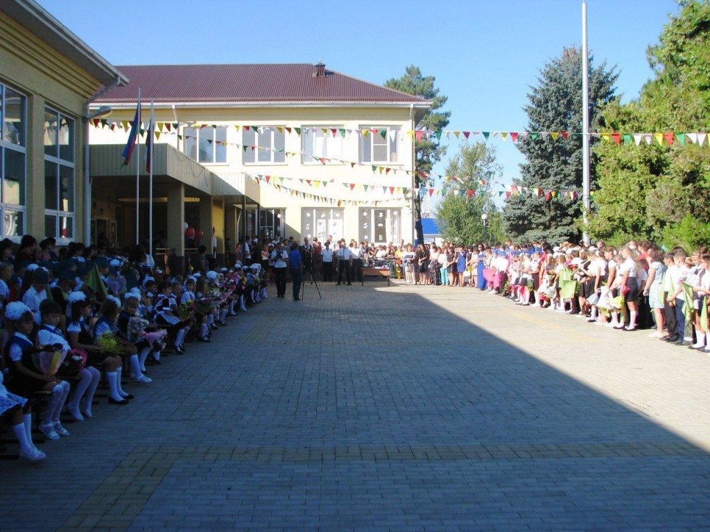 1 сентября 2016 года в ст. Бриньковской прошли торжественные линейки посвященные началу нового учебного года.