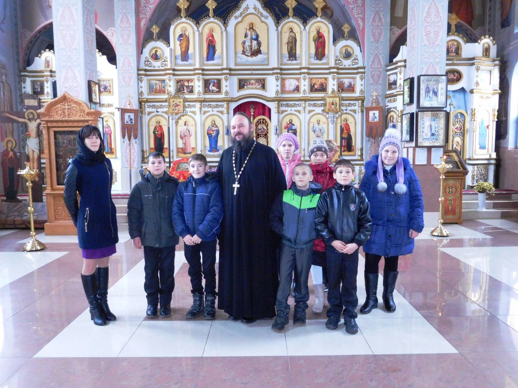 Настоятель храма великомученика Георгия Победоносца станицы Бриньковской встретился с группой учащихся